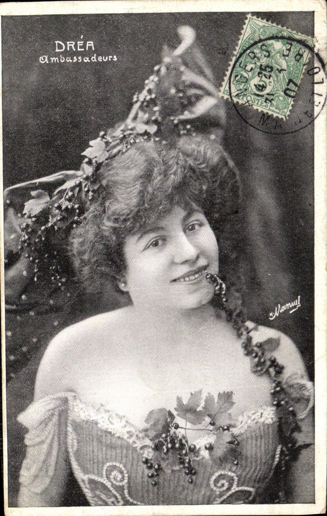 Sujet : Femme en costume de scène — DRÉA Ambassadeurs — éditeur Namul