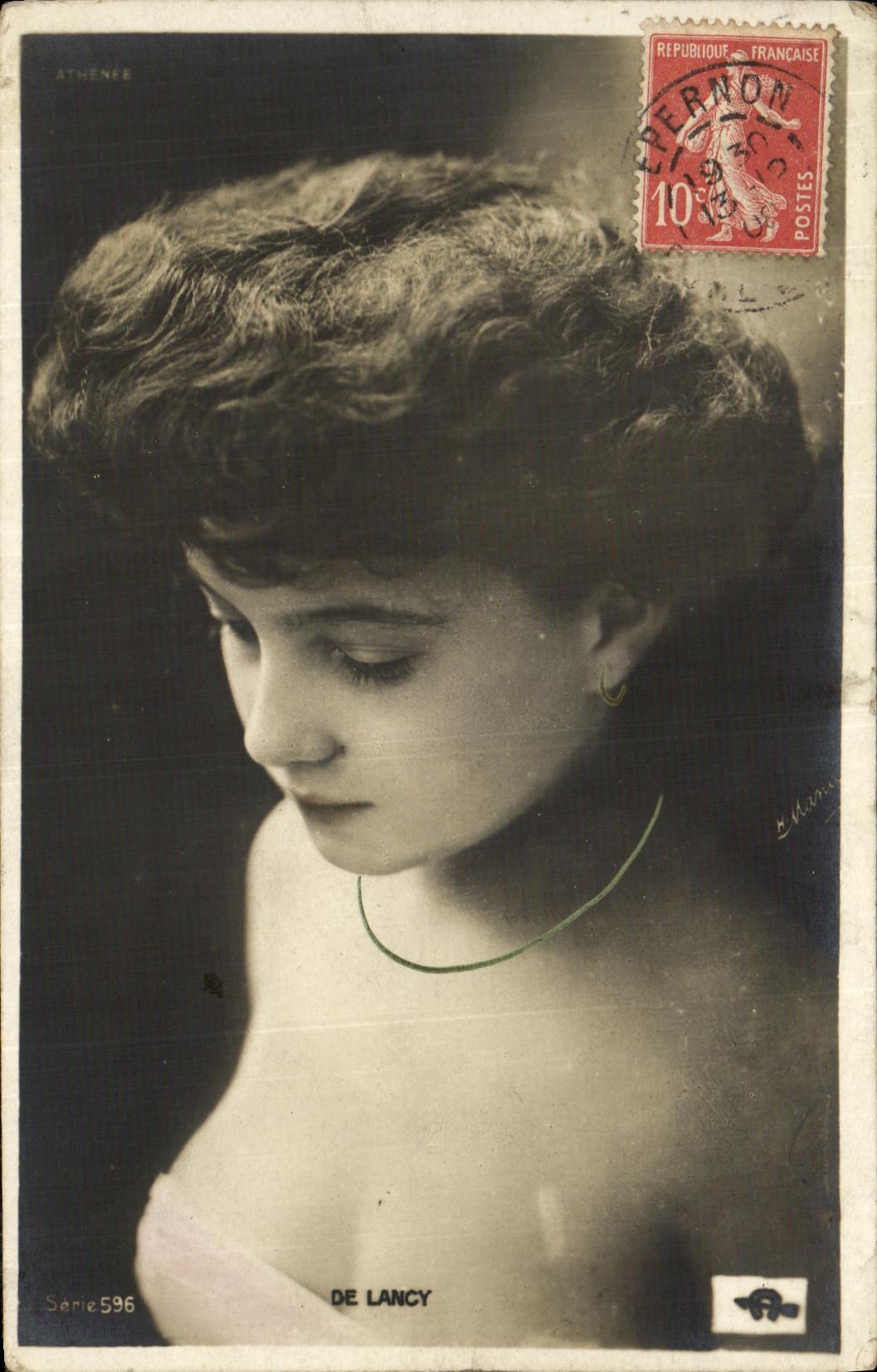 Jeune femme — portrait — Athène, série 596, éditée par De Lancy