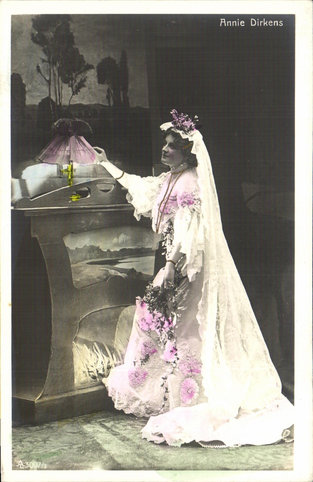 Annie Dirkens — Frau in farbigem Hochzeitskleid — Ansichtskarte CPAPHIL Nr. 125
