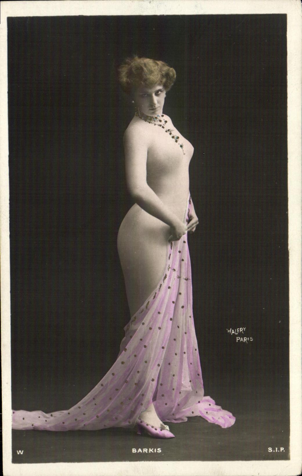 Femme nue avec voile rose — photographie — Walery Paris S.I.P.