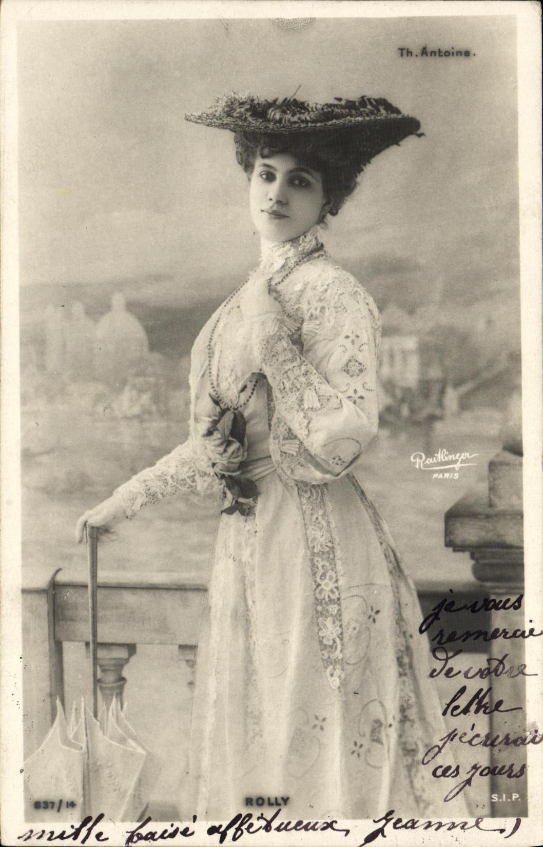 Femme élégante en robe brodée — Th. Antoine, Paris — S.I.P. n° 837/14