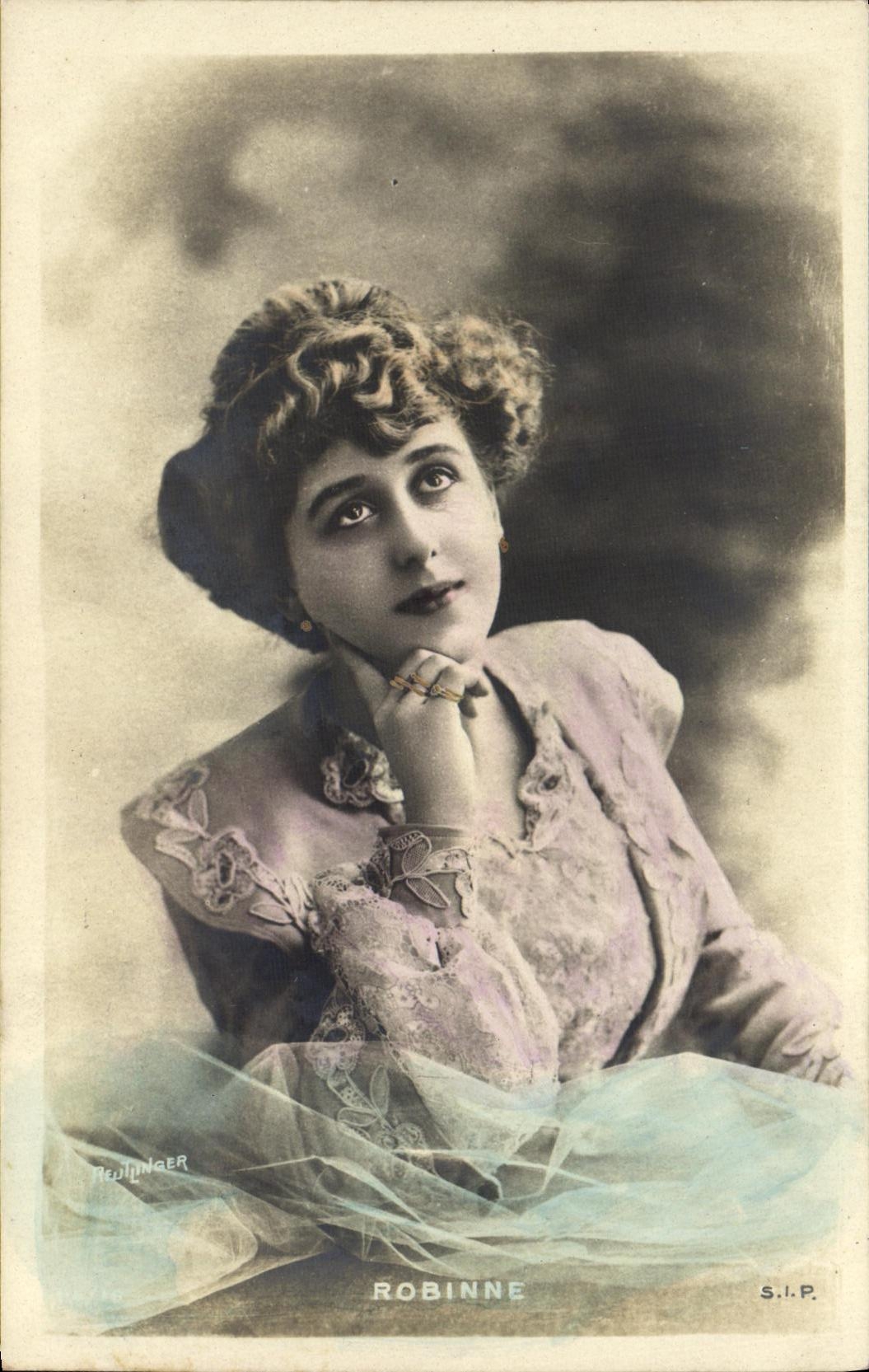Robinne — Portrait einer Frau in einem Seidenkleid — Peullinger S.I.P.