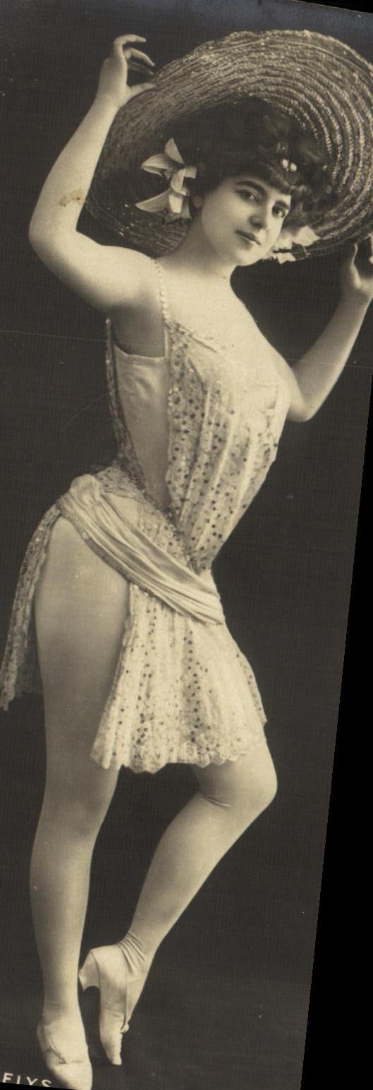 Danseuse en costume de scène — éditeur FLYS, n° de série non visible