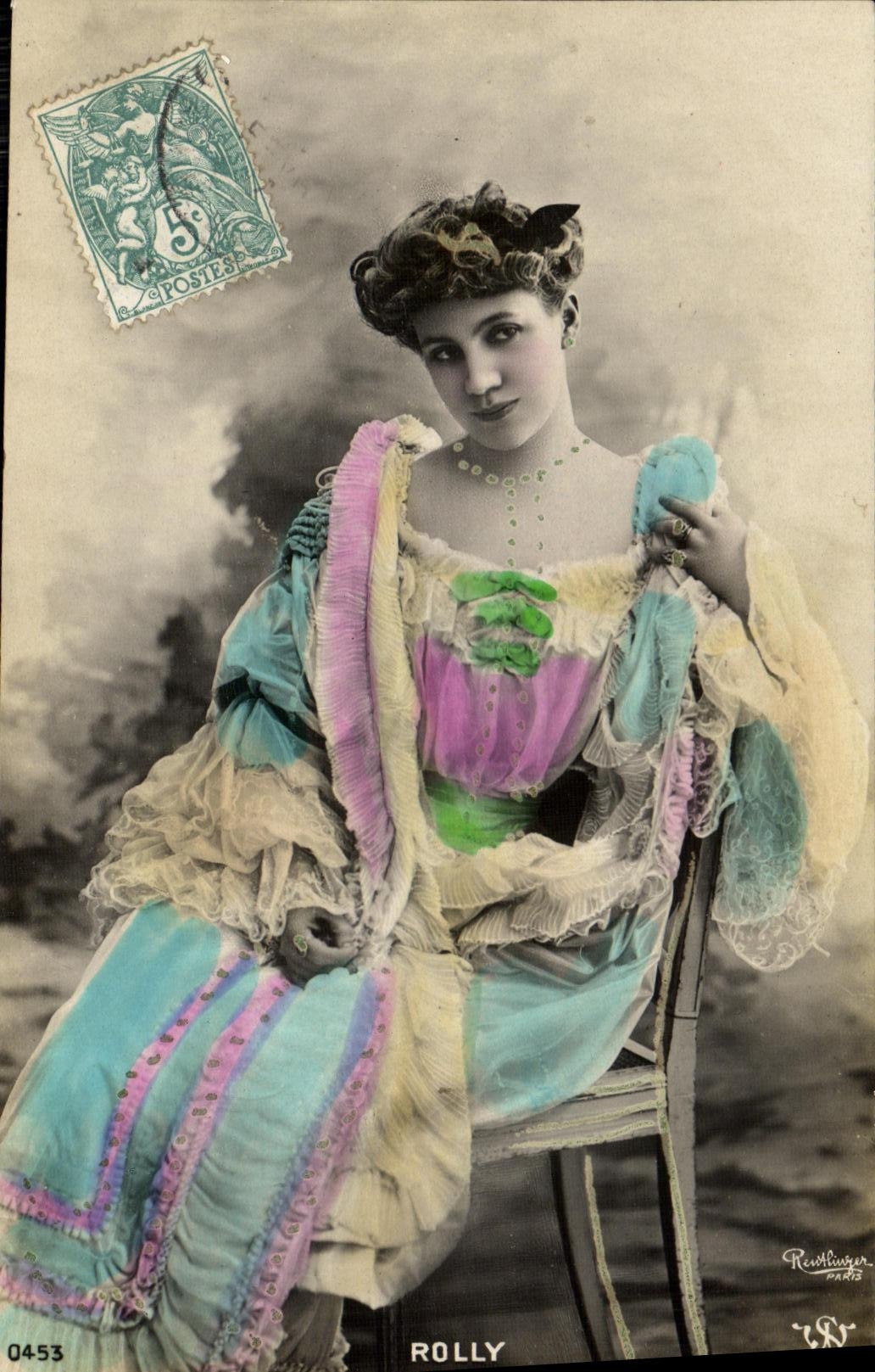 Rolly — Portrait féminin en costume coloré — R. Röschlauer, n° 0453