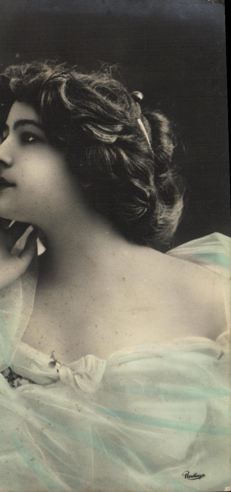 Porträt einer Frau — signierte Fotografie von Rentinga — unbekannter Verlag