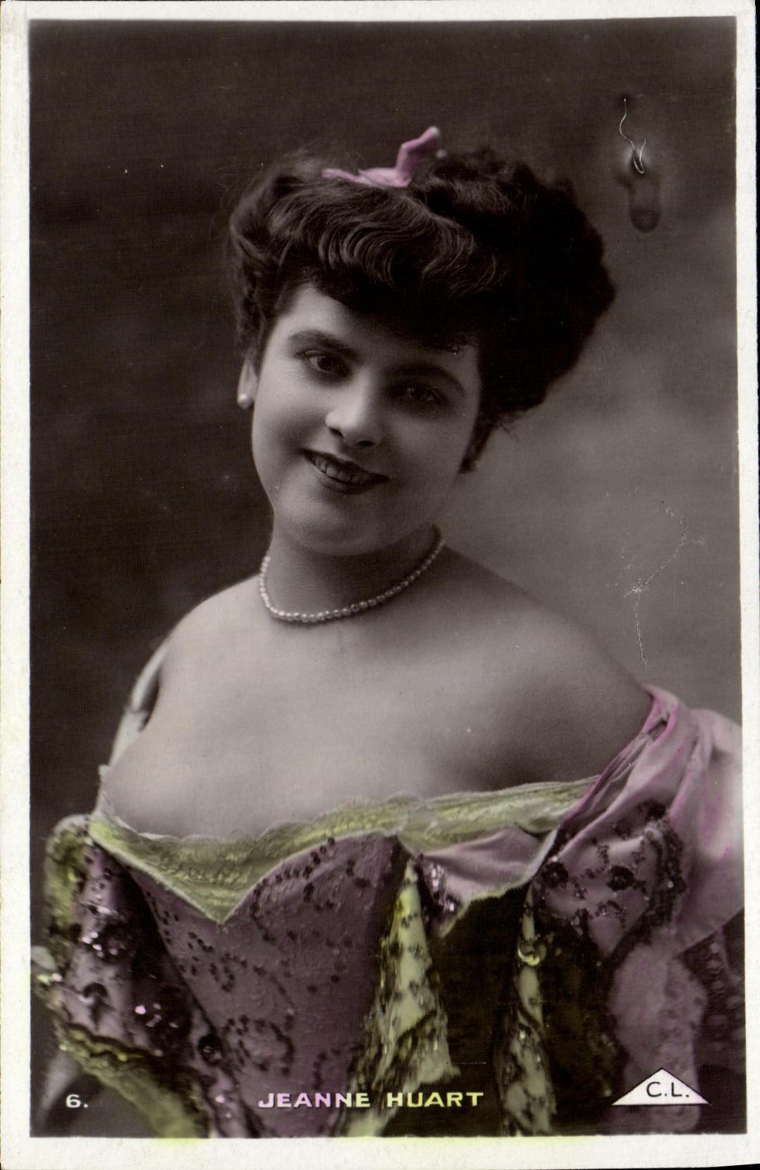 Jeanne Huart — portrait en costume — C.L. n°6