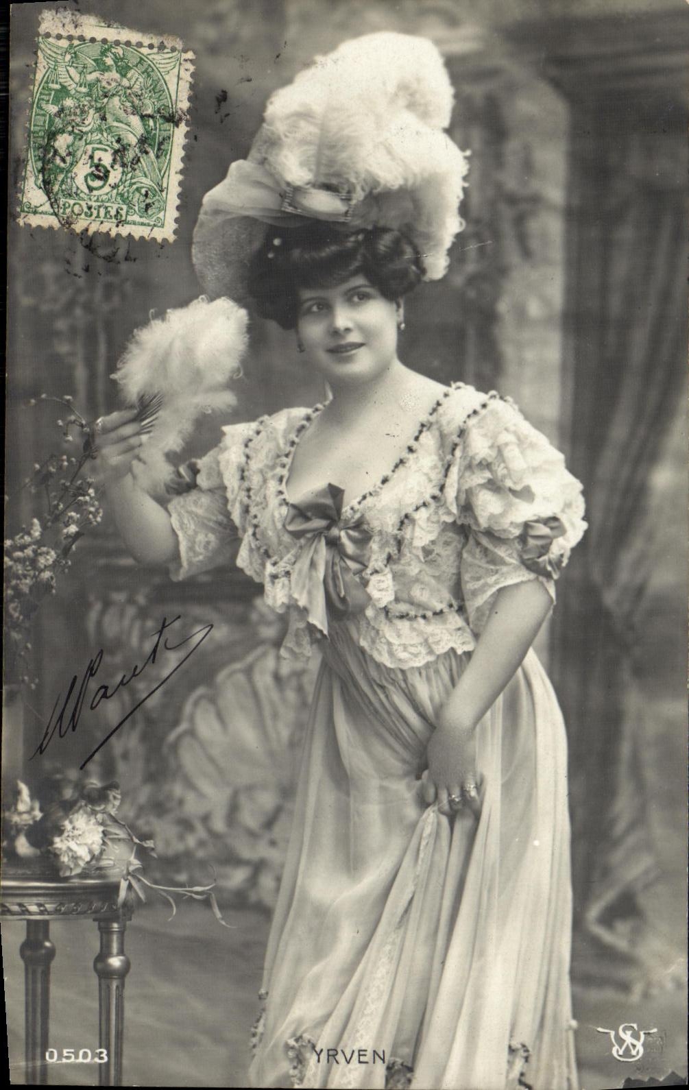 Donna in abito elegante e cappello a piume — YRVEN — editore YRVEN, n° 0.503