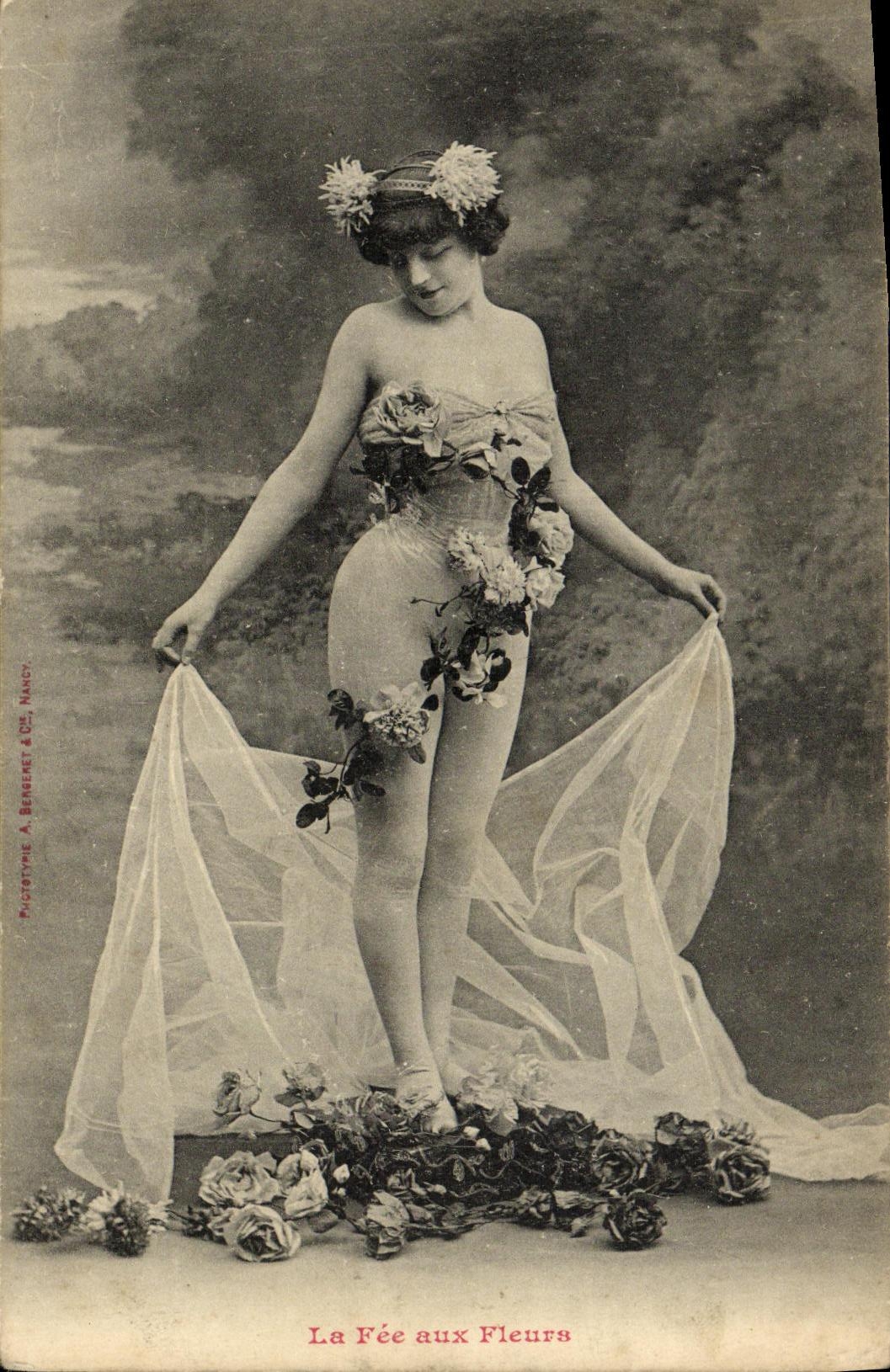 CPA Fantaisie Femme la fee aux fleurs