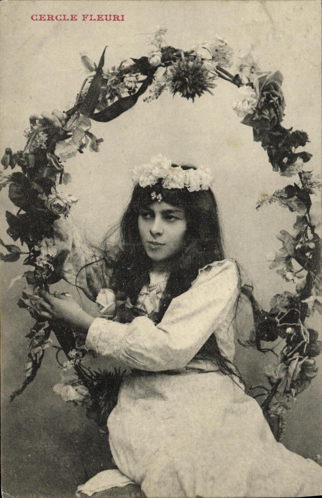 CPA Fantaisie Femme Cercle fleuri