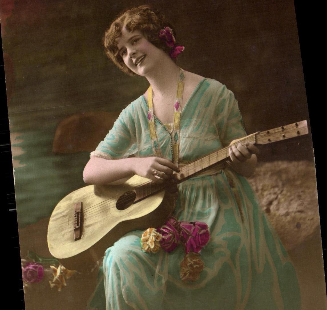 CPA Fantaisie Femme Guitare