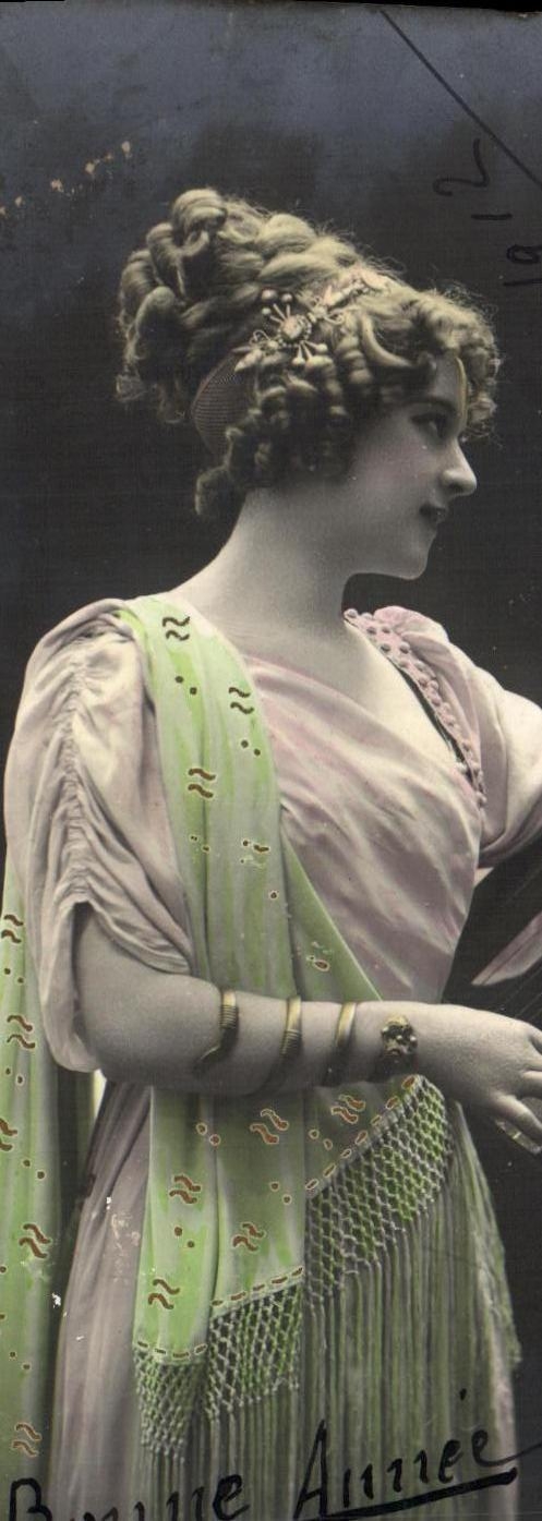 Femme en robe de style antique — Bonne Année — Carte postale