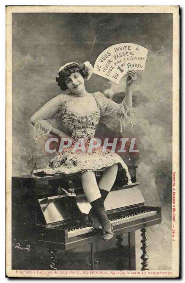 Femme assise sur un piano — invitation à une soirée du 1er avril — éditée par Patteira à Elsasser & Cie, Nancy — Série A