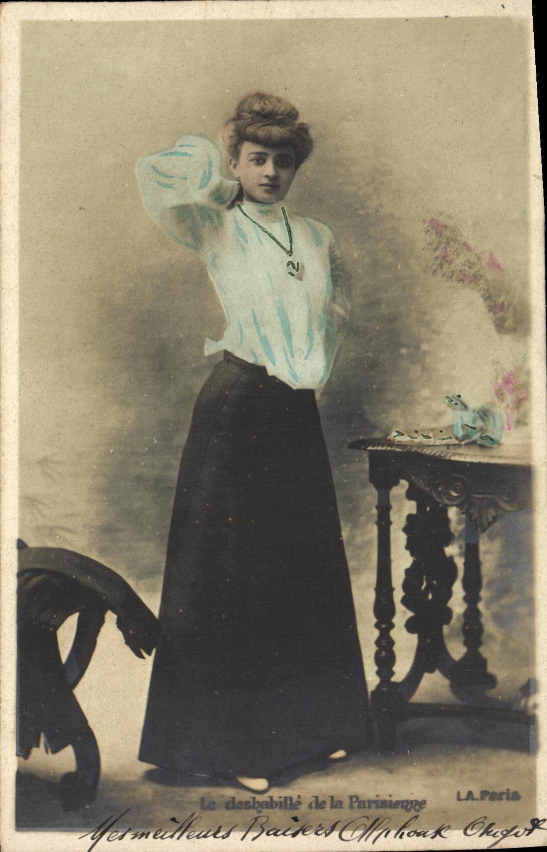 CPA Fantaisie Femme Le desabille de la parisienne