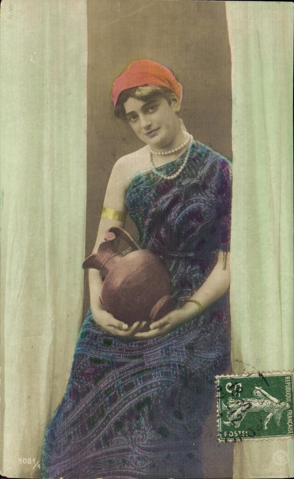 Femme en tenue orientale — avec pot en terre cuite — éditée par D.R.G.M. n° 1081/4