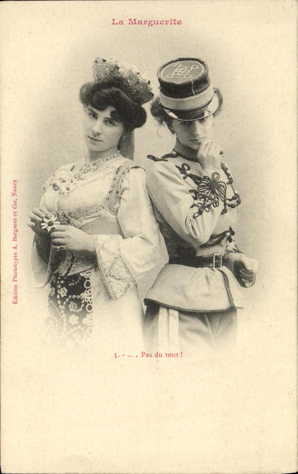 Due giovani donne — una in uniforme militare, l'altra in abito elegante — La Marguerite, Edizione Phototypie A. Bergeret et Cie, Nancy
