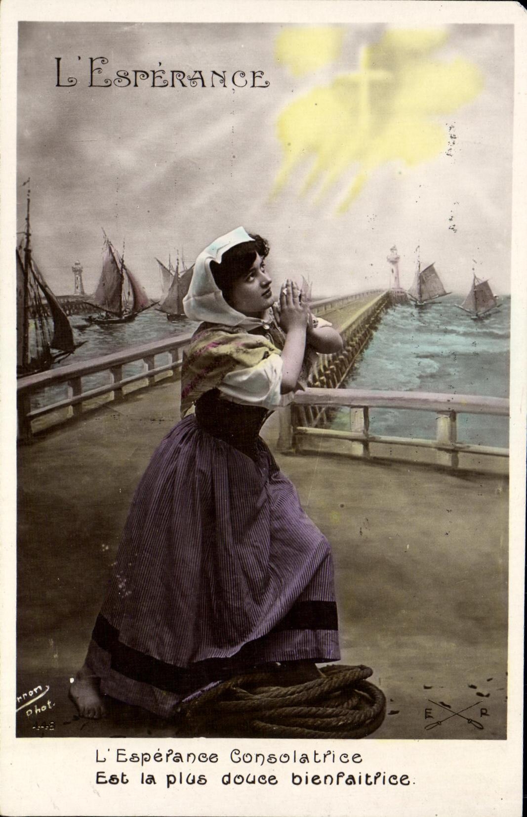L'Espérance — femme priant sur quai maritime — phototypie E.P.R.