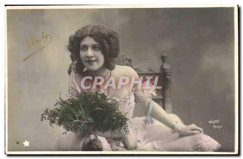 Jeune femme en robe rose tenant un bouquet — Atelier Walery, Paris — Série n° 519