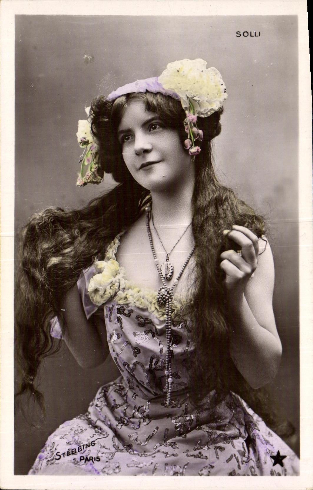 Jeune femme en robe décorée — photo de studio — Stérbïng Paris