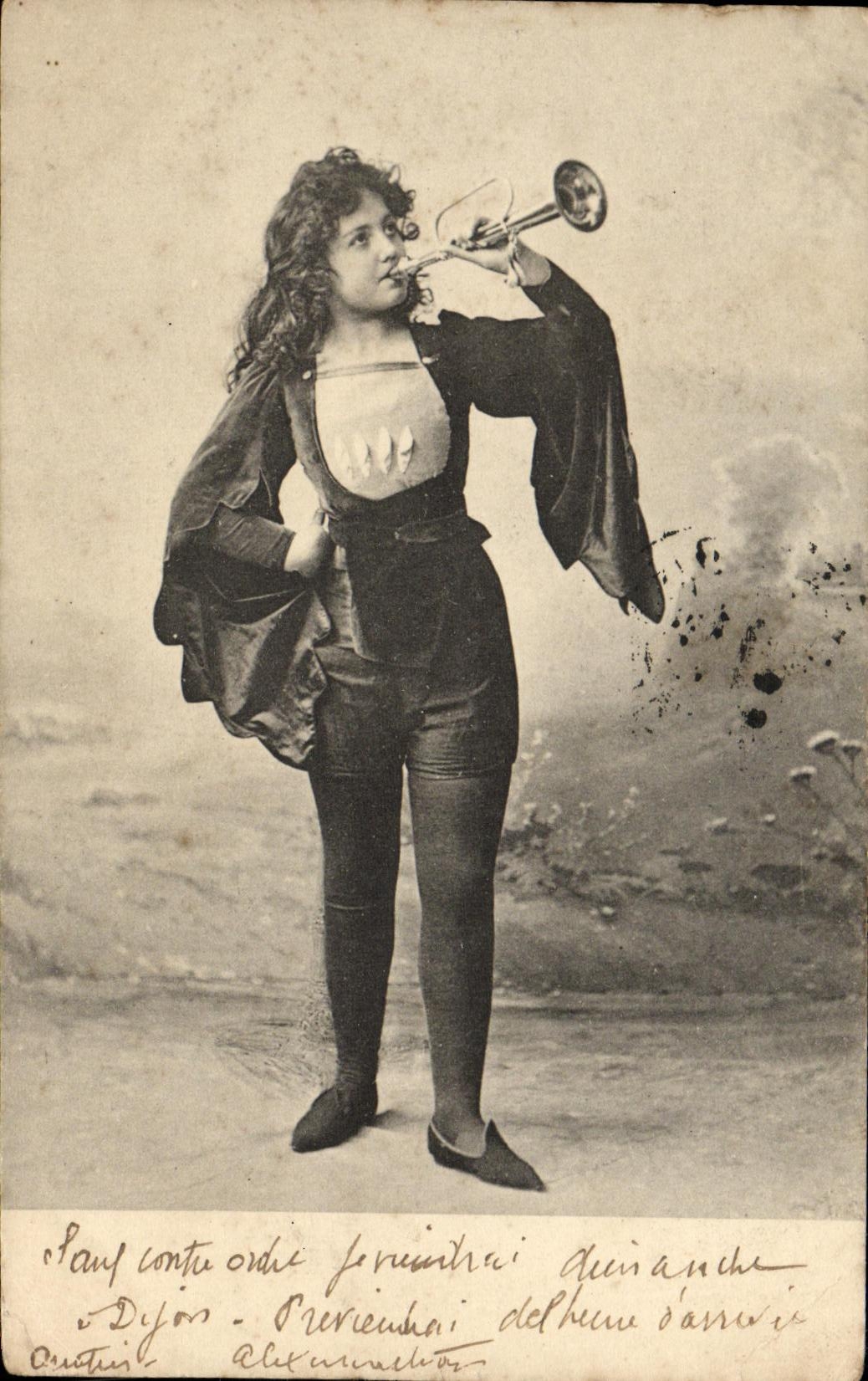 Jeune femme en costume de scène jouant du trombone — Dijon, série 159 — éditeur Dijon