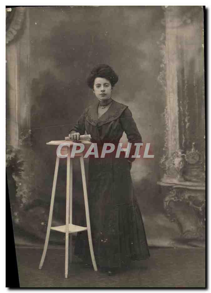 Junge Frau in langer Robe — Fotostudio — unbekannter Verlag