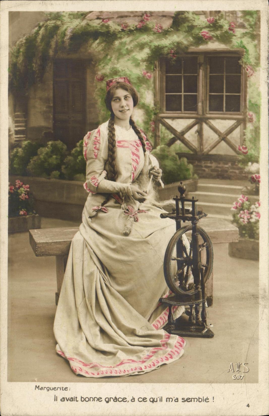 Marguerite — jeune femme en costume traditionnel à la machine à tisser — éditée par A.W.S. n° 697