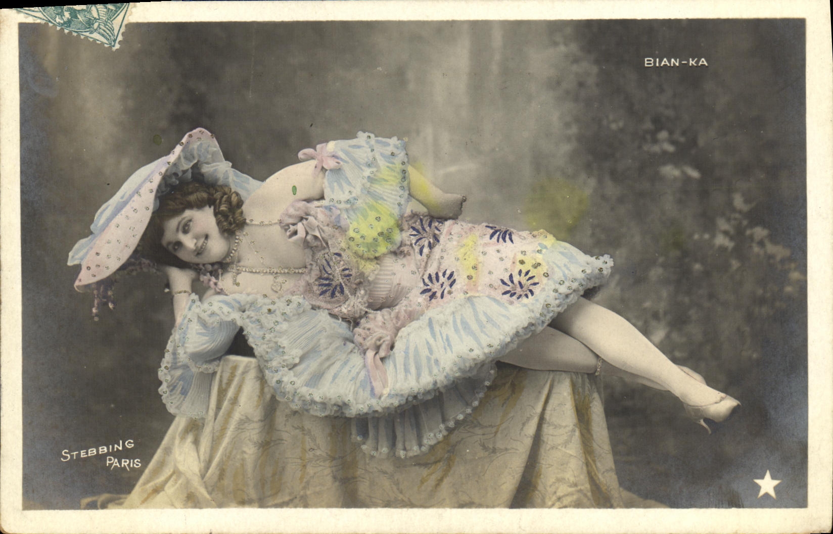 Femme en robe de scène — éditeur Stebbing Paris — série N. 708
