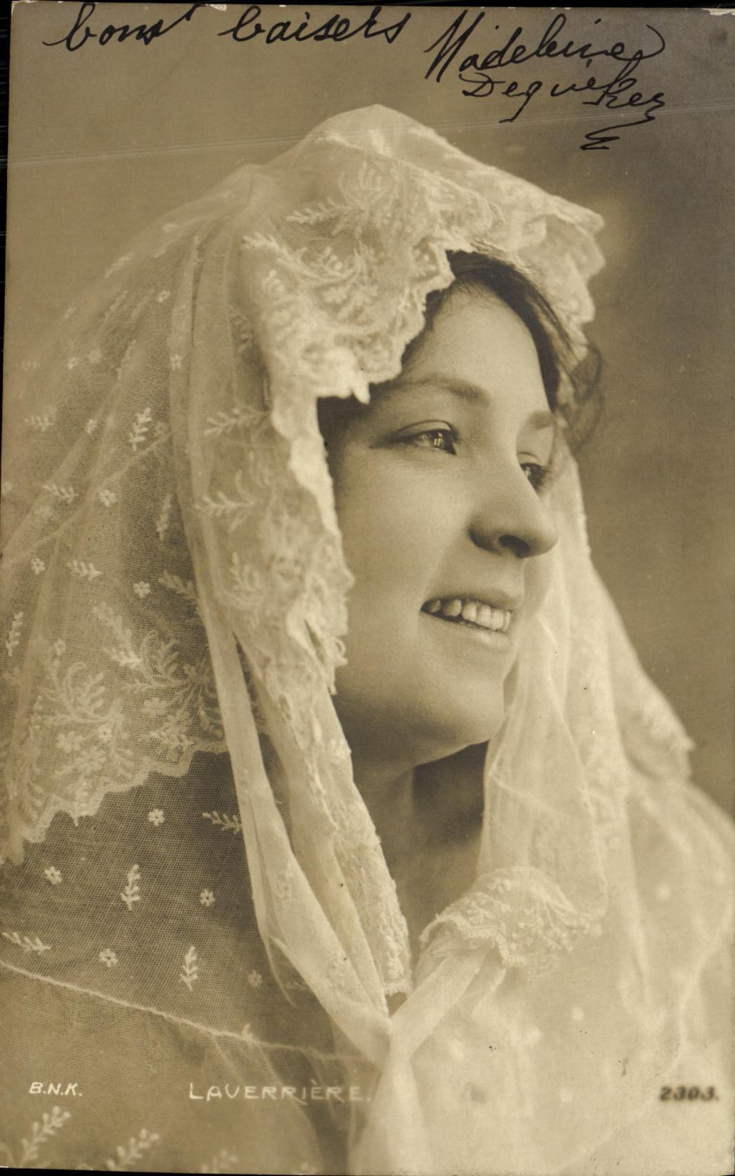 Femme en voile brodé — B.N.K. LAVERRIÈRE, n°2303