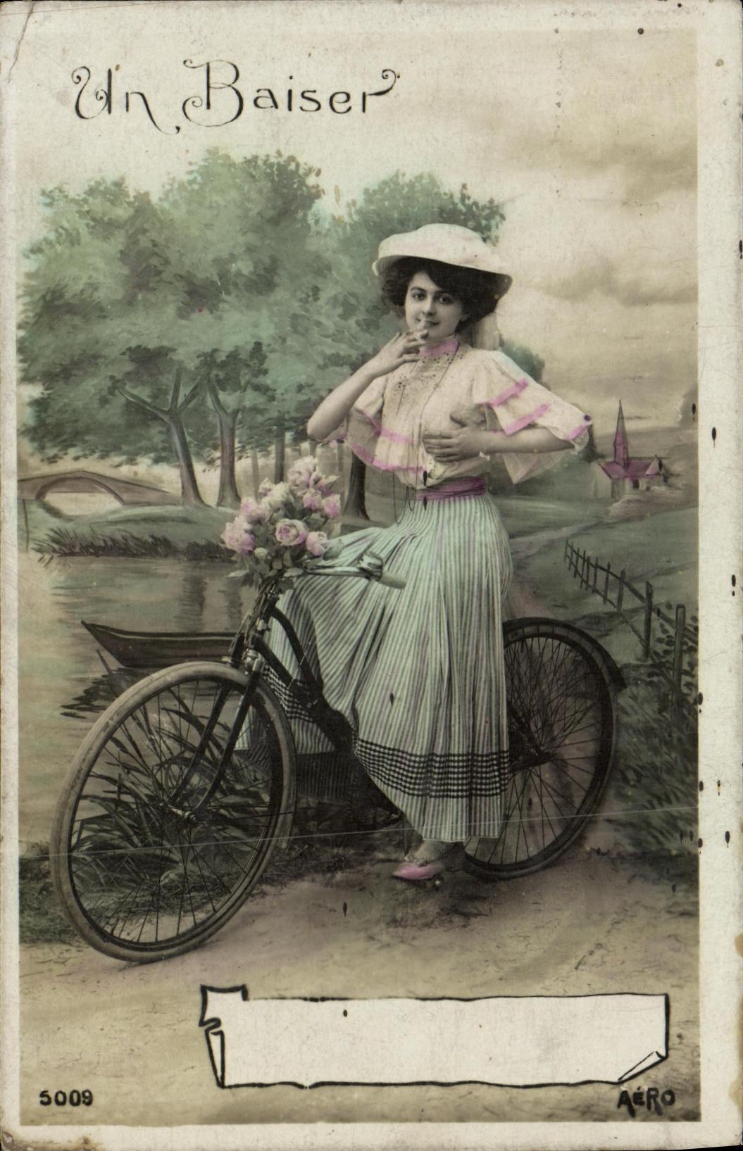 Ein Kuss — Szene einer jungen Frau auf dem Fahrrad — AÉRO n°5009