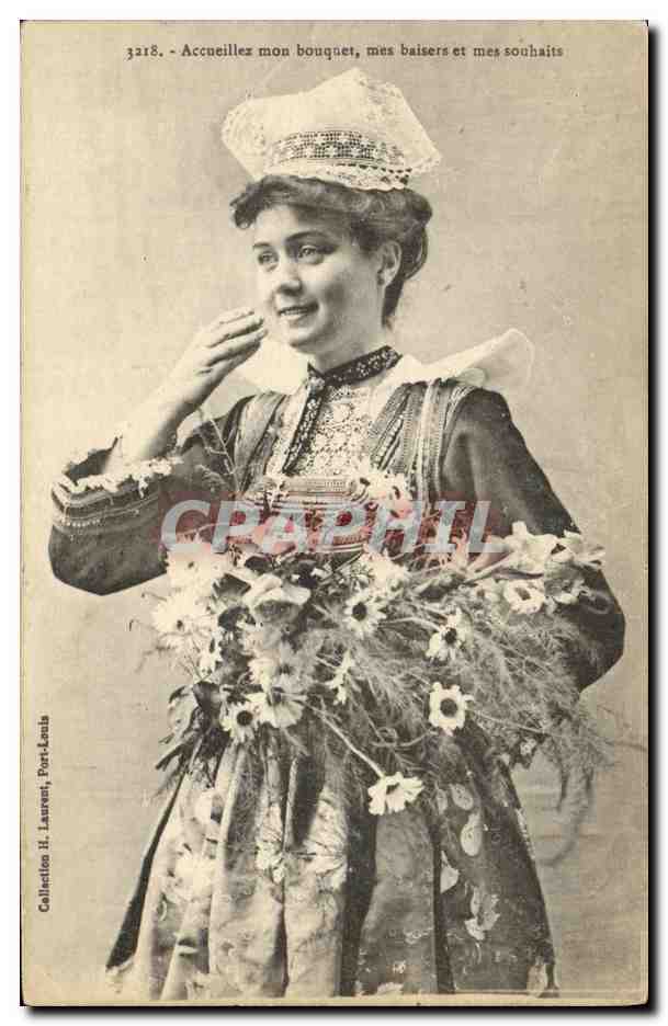 Jeune femme en costume traditionnel — avec bouquet — Collection H. Laurent, Port-Louis