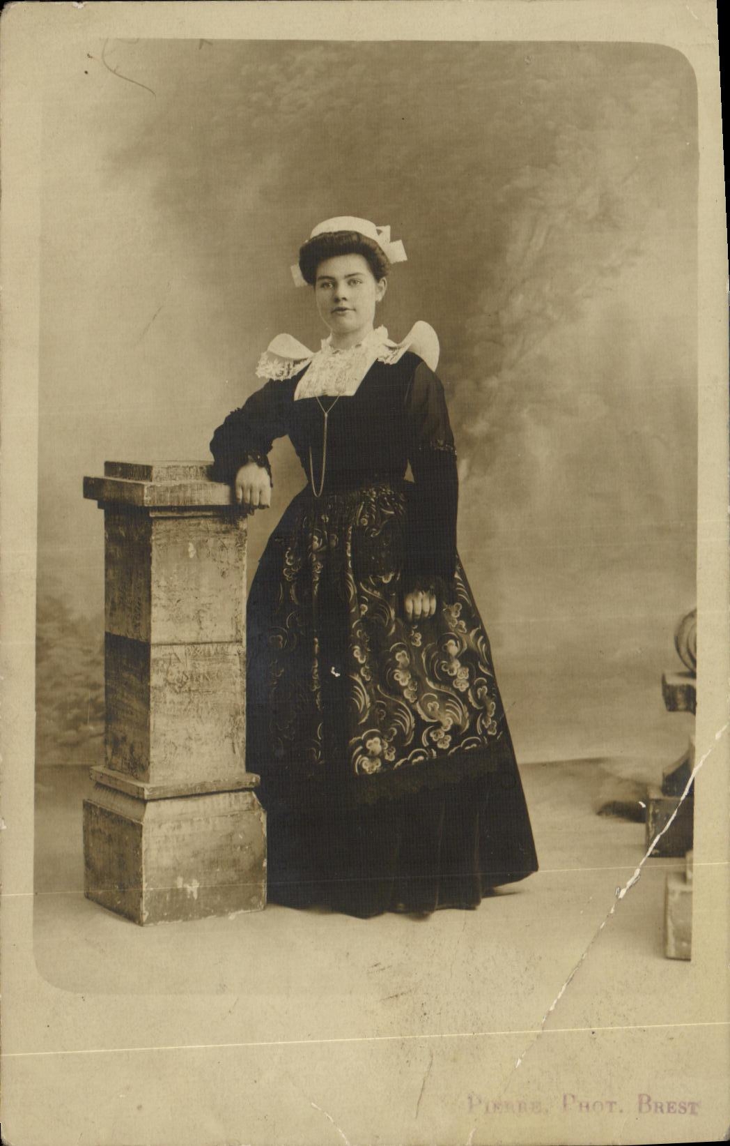 CARTE PHOTO Fantaisie Femme Coiffe Costume Bretagne