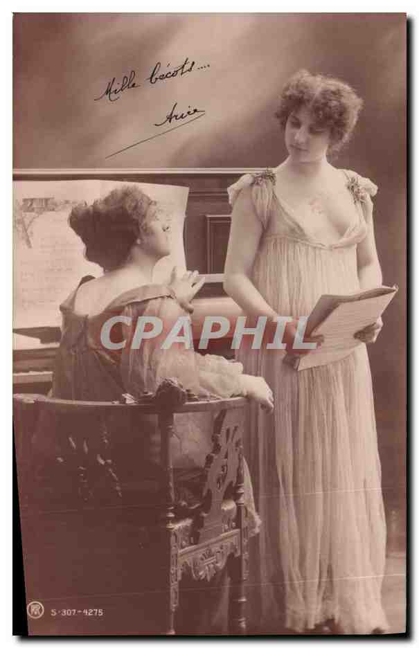 Deux femmes en tenue d'époque — scène musicale — S.307-4275