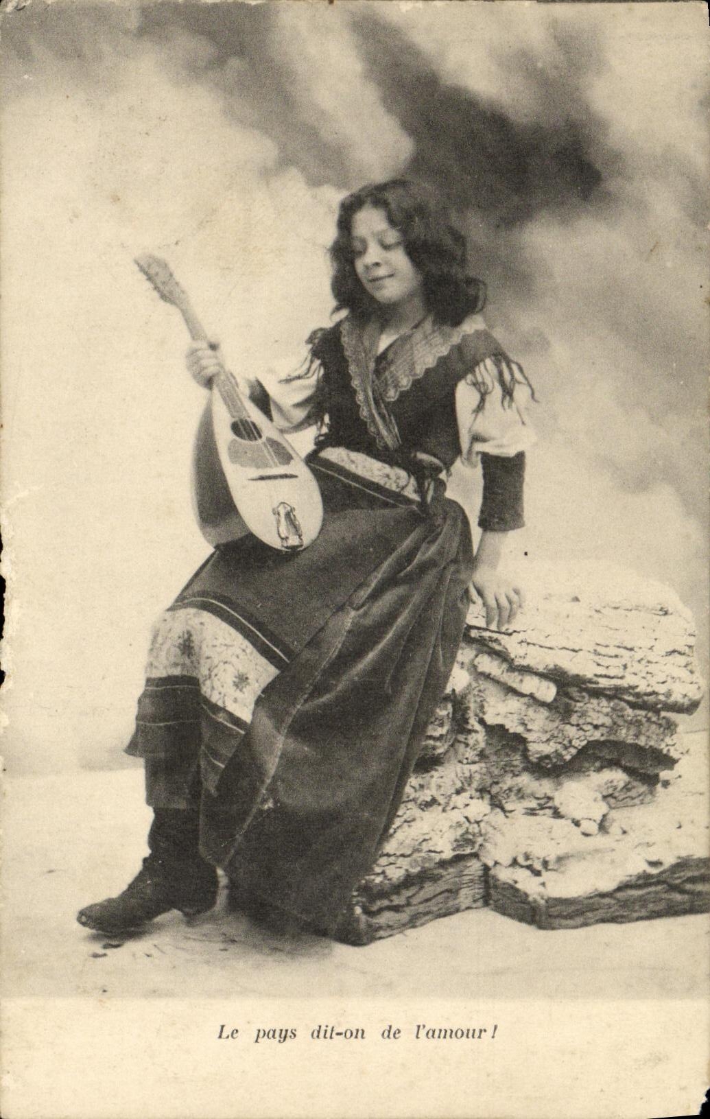 Femme en costume folklorique jouant de la mandoline — Le pays dit-on de l'amour ! — Éditeur non identifié