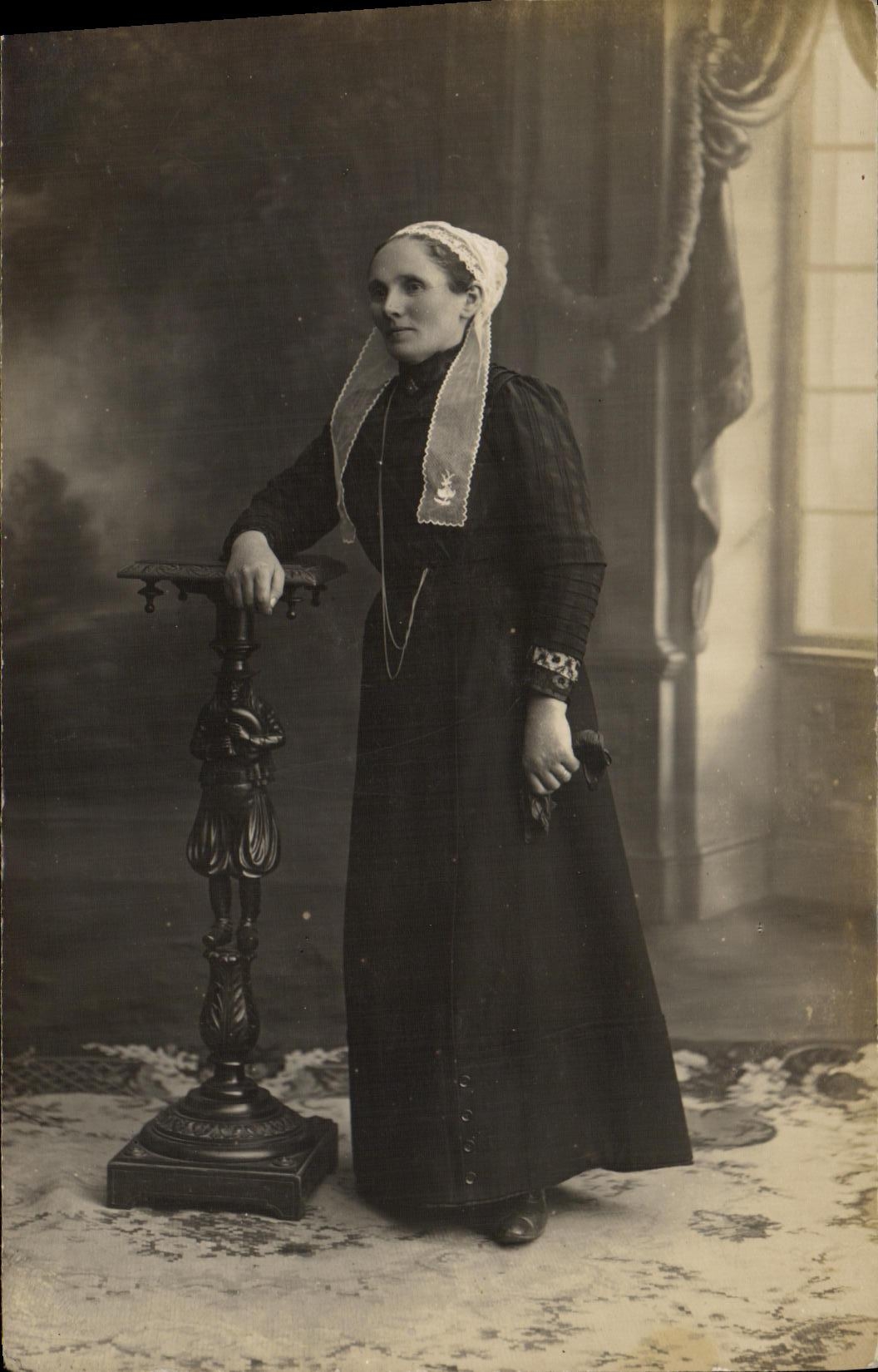 Frau in dunktem Kleid und weißem Kopftuch — Fotostudio — E. Pierre, Brest