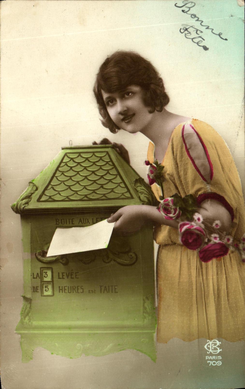 CPA Fantaisie Femme Boite aux lettres