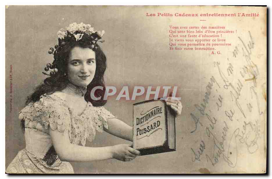 Jeune femme en robe à dentelle présentant un dictionnaire Poissard — Publicité pour les 'Petits Cadeaux' — Phototypie A. Berberet & Cie, Nancy