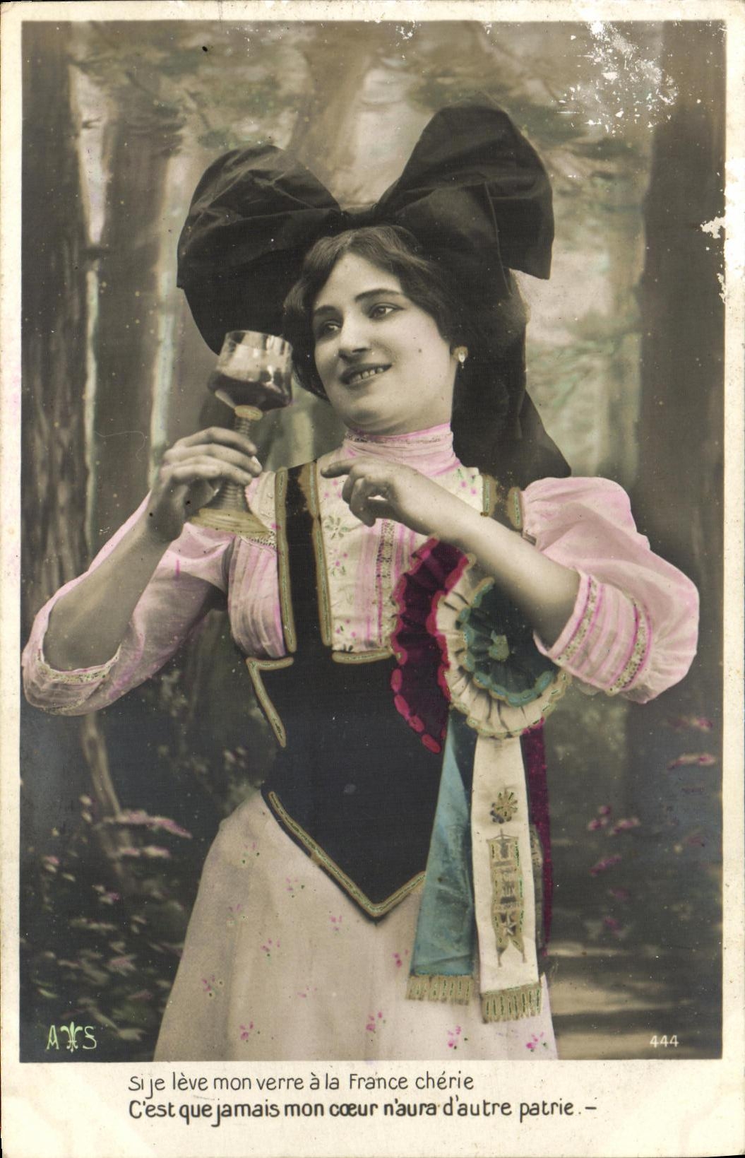Femme en costume national levant un verre — texte patriotique — éditeur AYS n°444