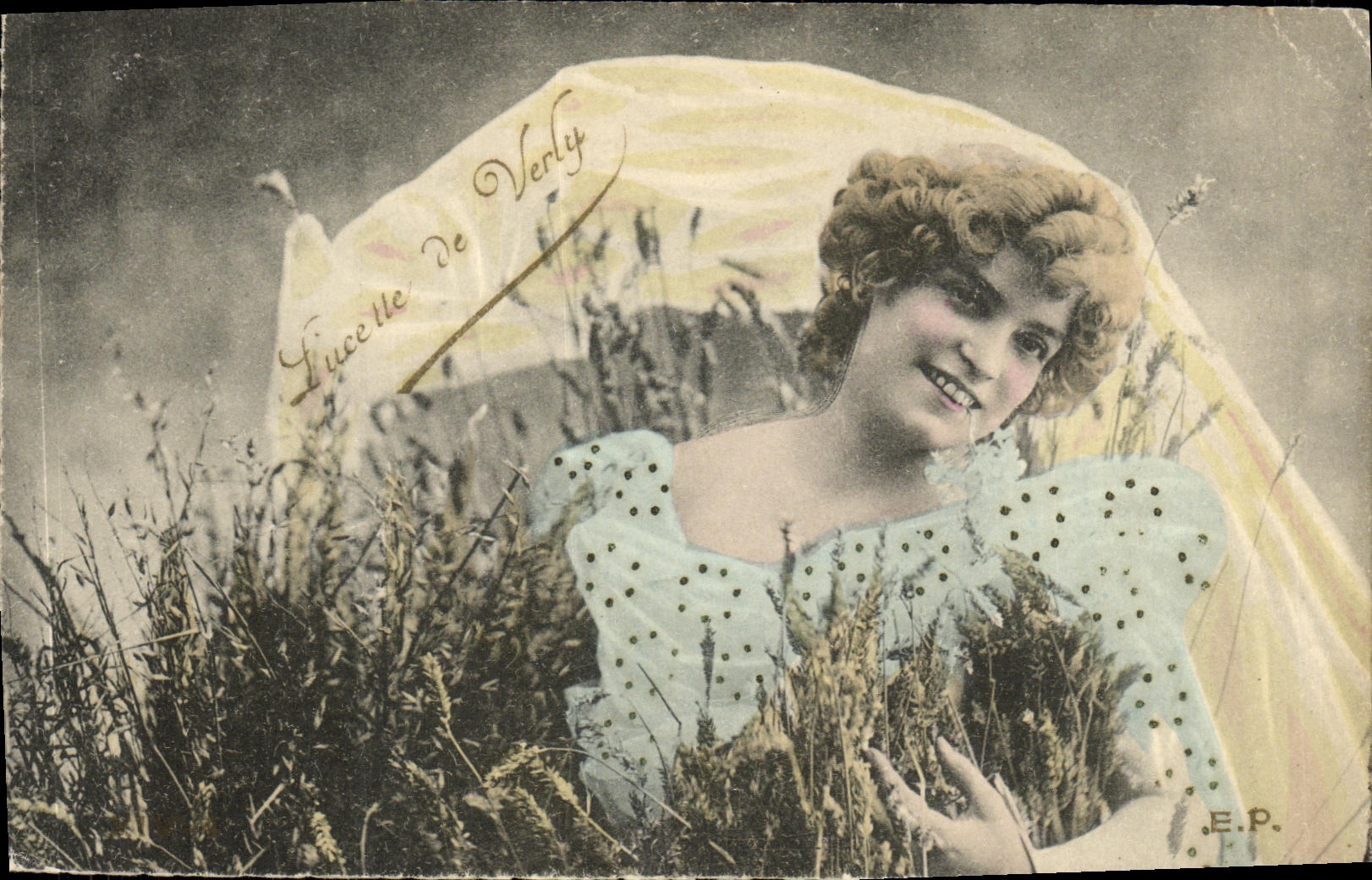Lucicelle De Verly — jeune femme souriante dans un champ d'herbes — E.P.