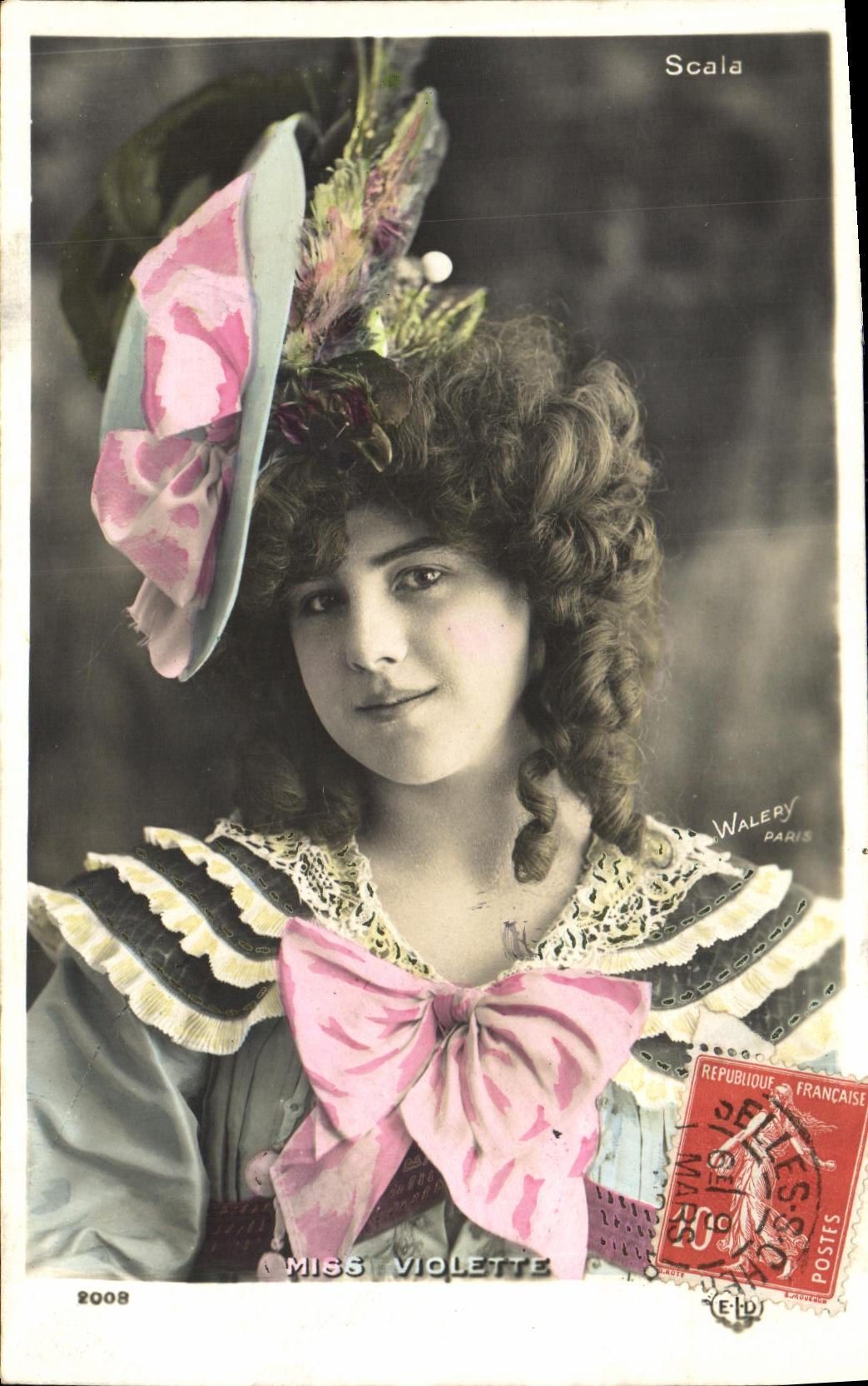 Miss Violette — portrait féminin en costume élégant — Walery, Paris, n°2008