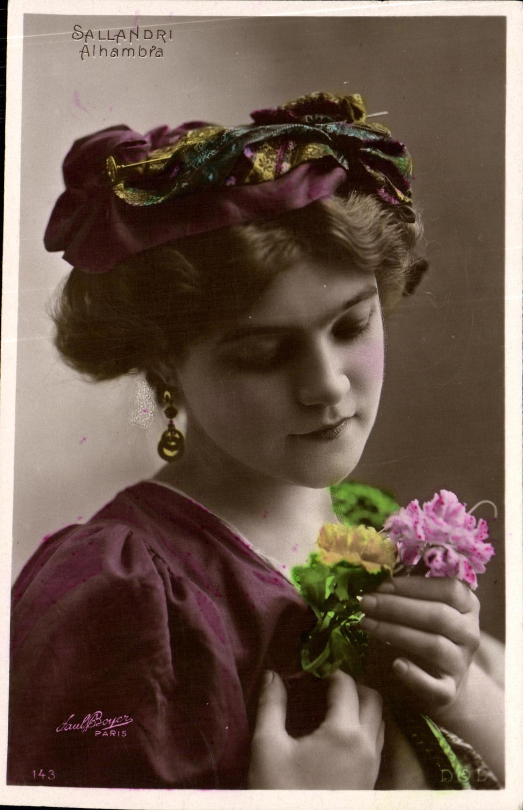 Giovane donna in abito e cappello colorato — Alhambra — Saul Boyer, Parigi, n°143