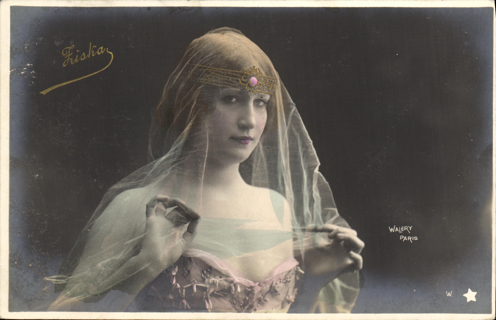 Friska — Femme en voile et diadème — Walery Paris
