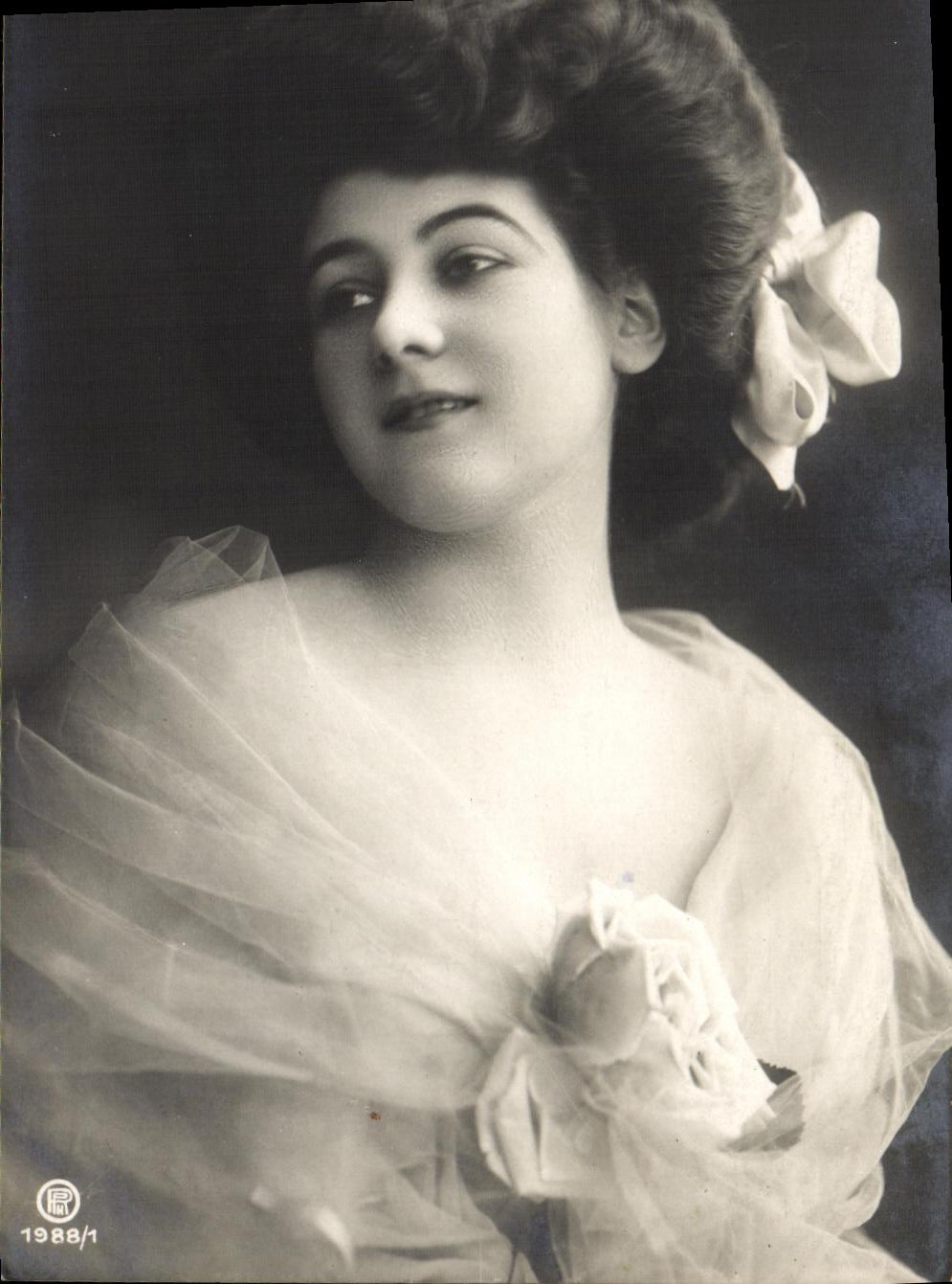 Portrait d'une jeune femme — éditeur R. P. — n° 1988/1