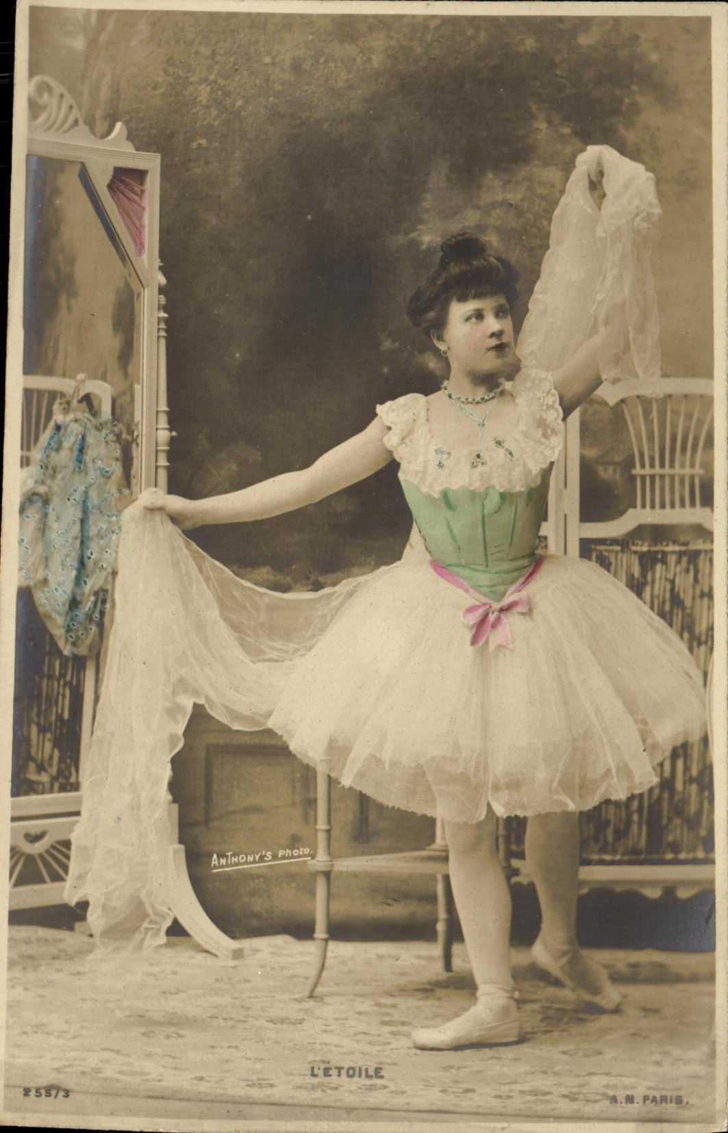 Danseuse en tutu — scène de studio — Aninony's Photo, L'Étoile, A.M. Paris, n° 255/3