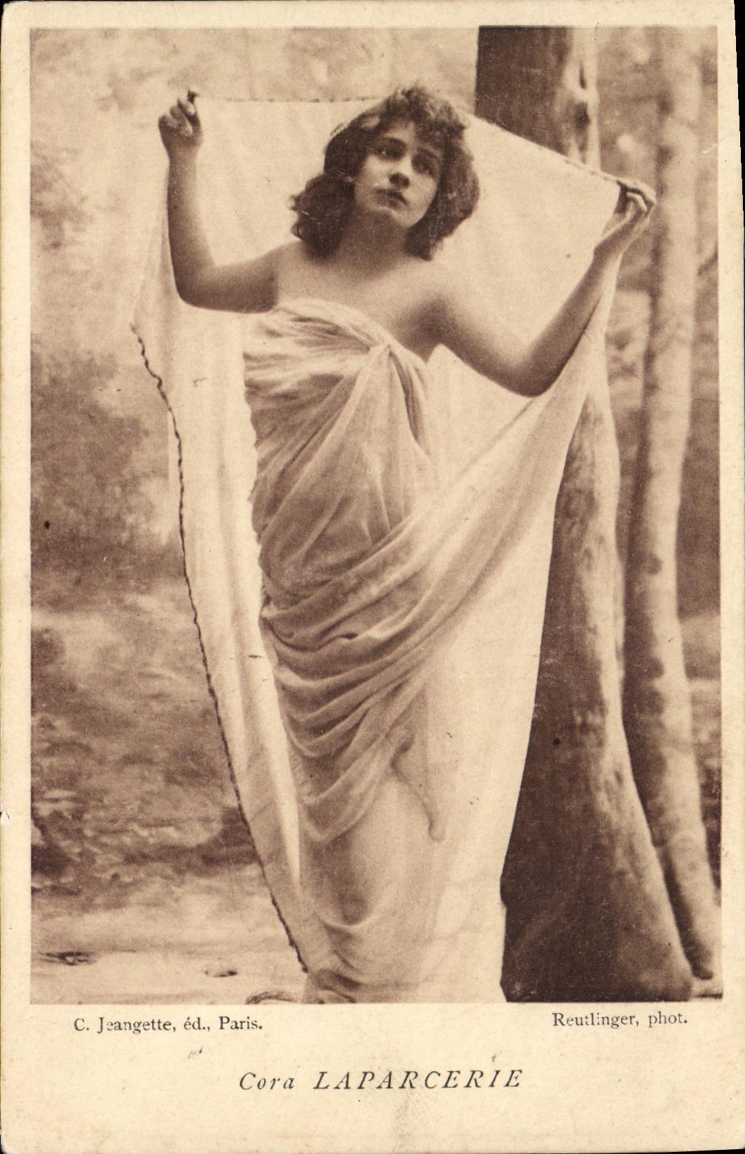CPA Fantaisie Femme Cora Laparcerie 