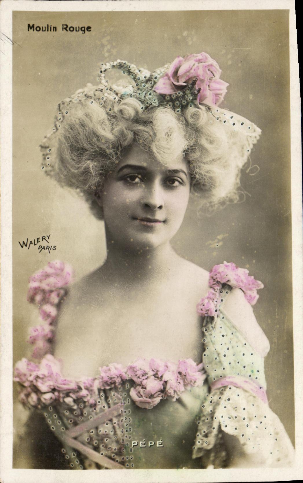 Moulin Rouge — danseuse en costume de scène — Walery Paris