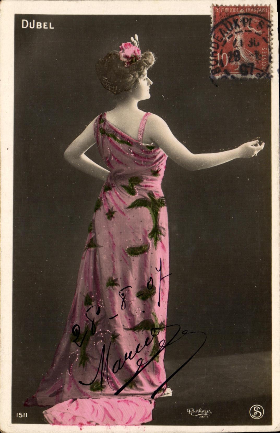 Frau in einem rosa Kleid mit Mustern — Studiofoto — Dubel, Nr. 1511