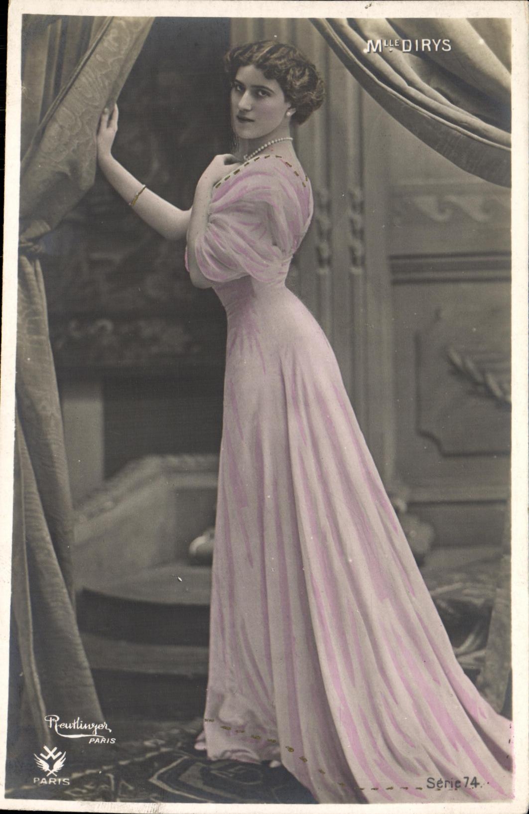 Mlle Dirys — Portrait en robe rose — Reutlinger Paris, Série 74