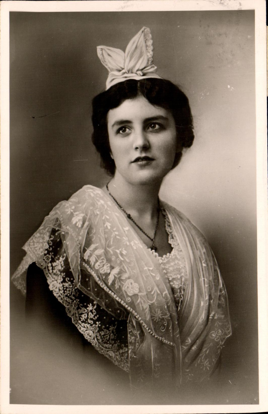 Portrait d'une femme — éditeur PHOTO GEORGE, n° 16 — Arles, France