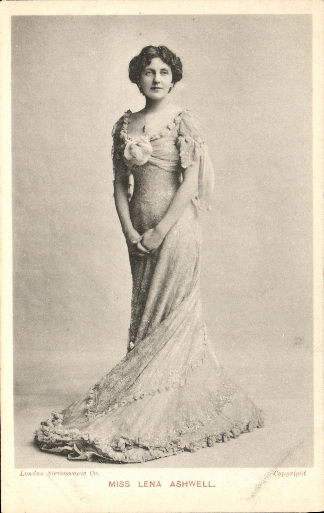 Miss Lena Ashwell — portrait en robe de soirée — London Stereoscopic Co.
