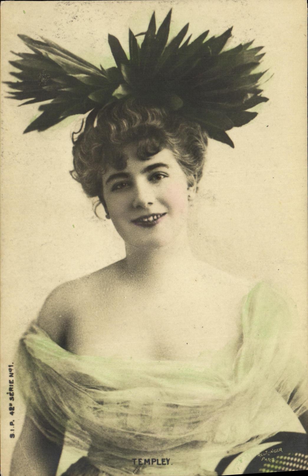 Templey — Portrait einer Frau in leichtem Kleid und Federhut — S.I.P. 48. Serie, Nr. 91, veröffentlicht von Neutinger Paris