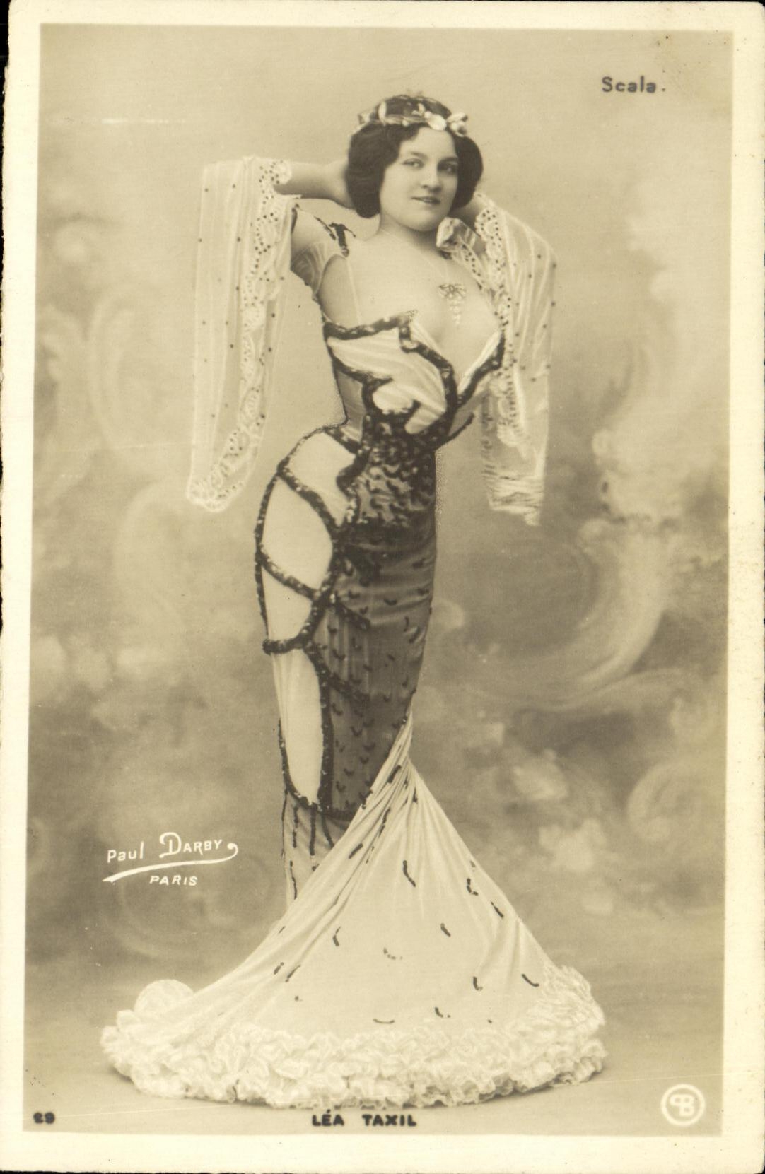 Léa Taxil — danseuse au décor de scène — Paul Darby, Paris, n° 69
